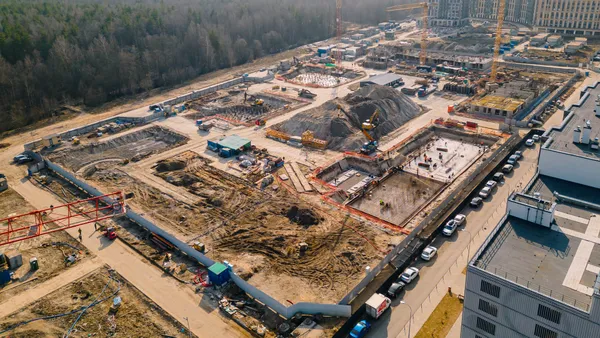 «Сезоны» — смонтированы первые два башенных крана